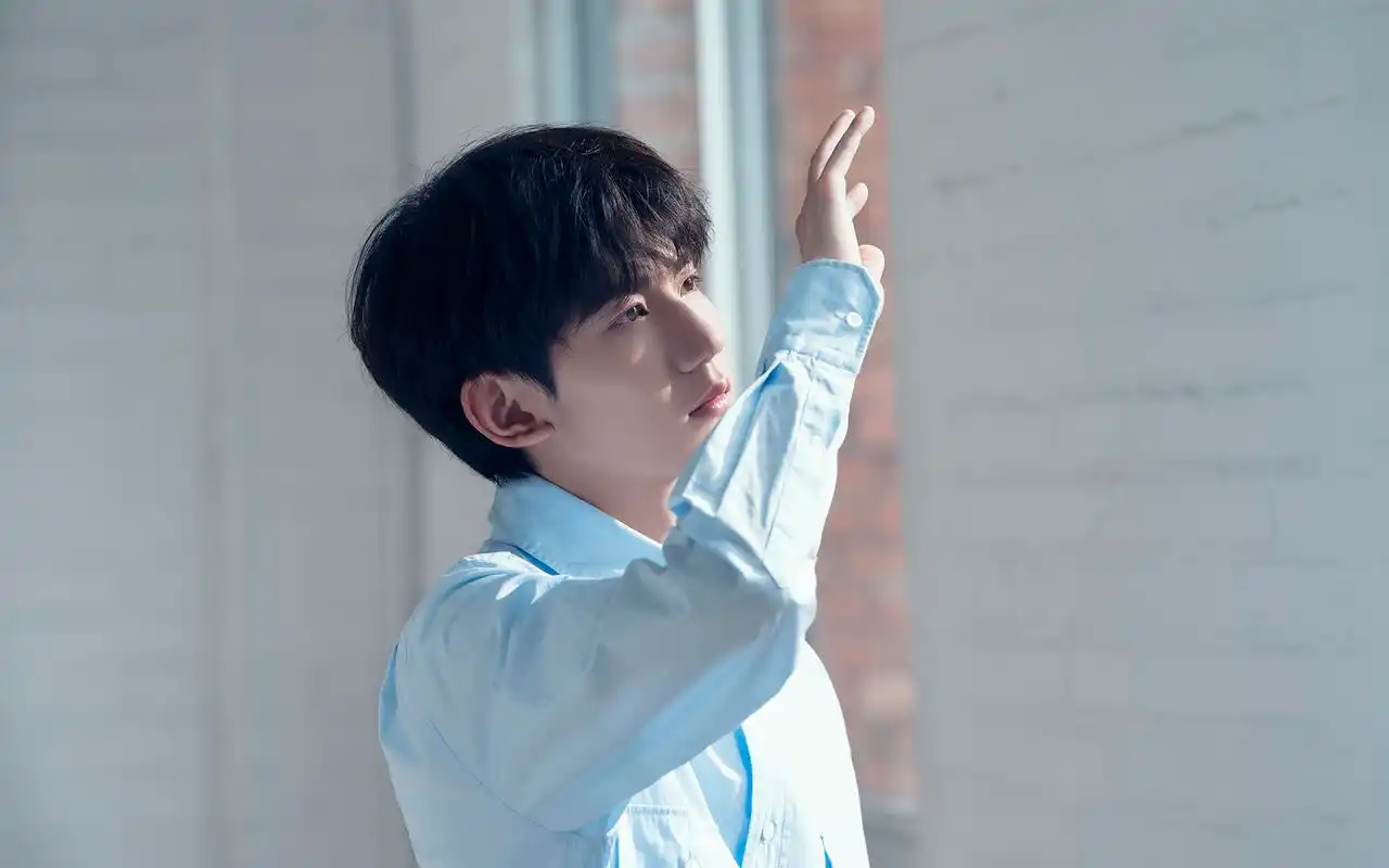 王源阳光帅气写真桌面壁纸