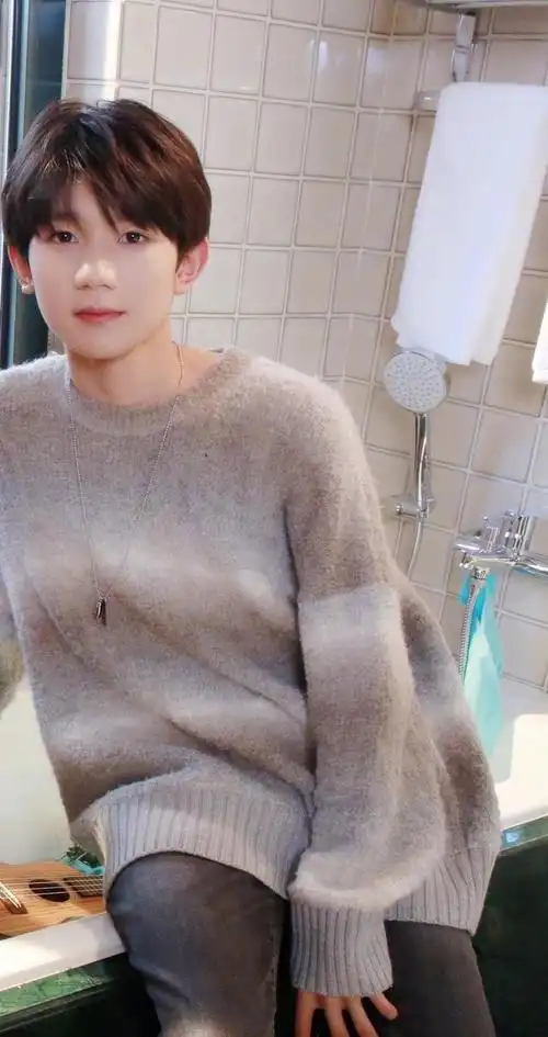 240218 王源舞台魅力四射,甜美形象俘获无数粉丝心