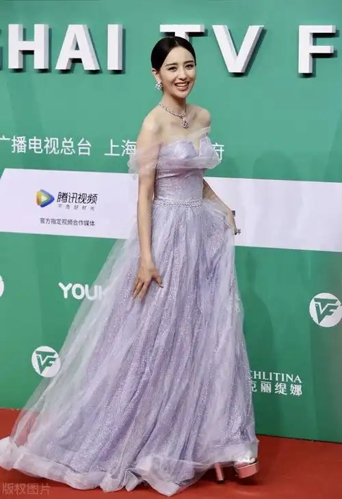 佟丽娅太美了穿抹胸礼服秀蚂蚁腰37岁真是绝色佳人