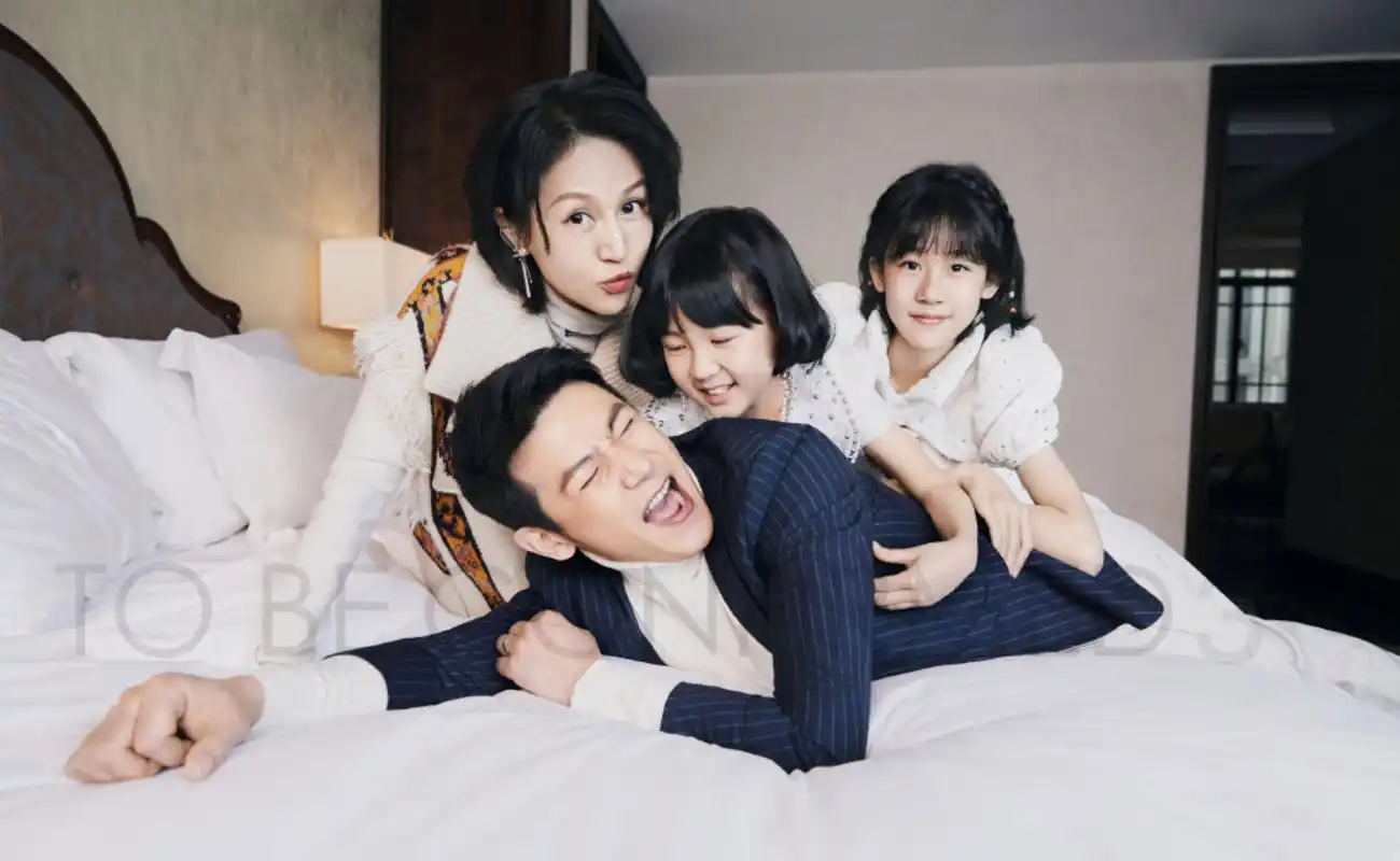 陆毅一家四口拍写真夫妻俩气质相投很养眼13岁贝儿大长腿抢镜