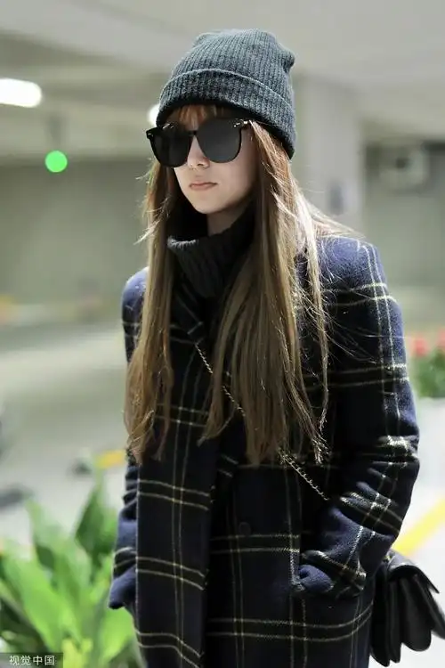 昆凌梳齐刘海对镜甜笑 穿格纹外套尽显复古气质