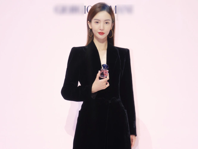 金晨探班采访视频流出在央视照妖镜下无精修颜值认真的