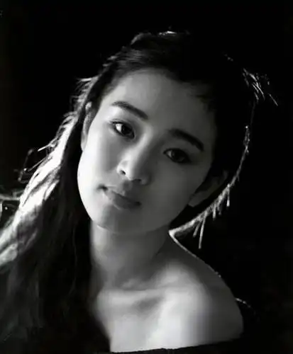 巩俐年轻照片曝光,青春美丽,难怪张艺谋力捧