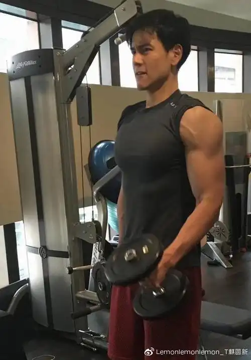 彭于晏将袖子卷起制造成工装背心的造型,大方展示自己的手臂肌肉线条