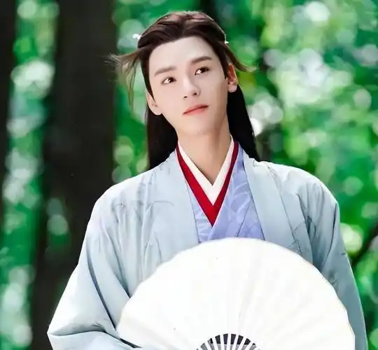 龚俊大学时期旧照流出,看清9年前的素颜状态,是否整容一目了然_演技