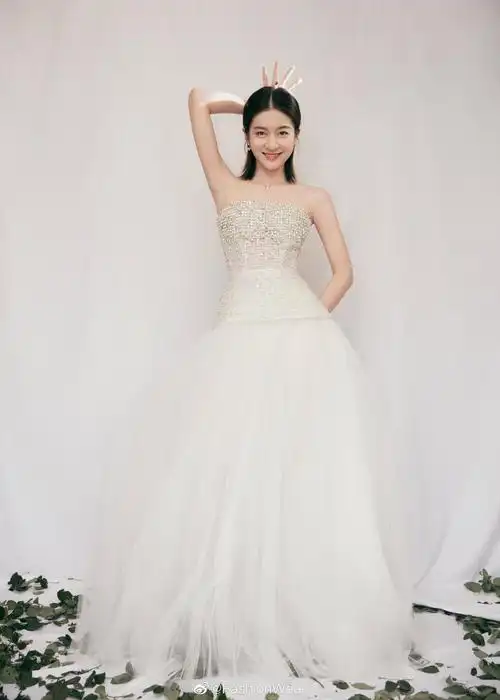 1 / 8 @张雪迎sophie 今日份美图已到达上身是珠钻带镂空设计的抹胸裙