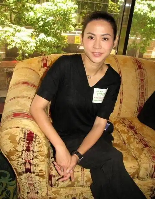 张卫健恋爱三年,与古天乐闹绯闻,至今她依旧不敢尝试爱情了_萱萱_宣萱