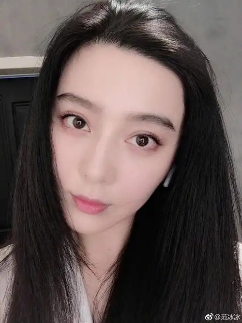 范冰冰晒素颜照和猫比美 自我调侃:我和我妹妹