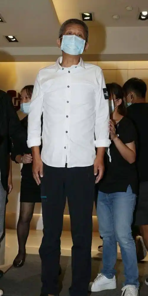 小鬼老父亲凝望儿子遗照,沉痛背影惹小鬼粉丝鼻酸_黄鸿升_时间_爸爸