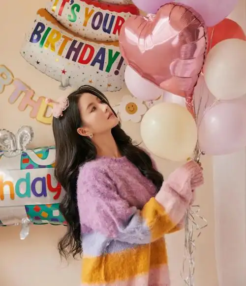 刘些宁可爱写真彩虹针织衫搭配慵懒长卷发甜美元气