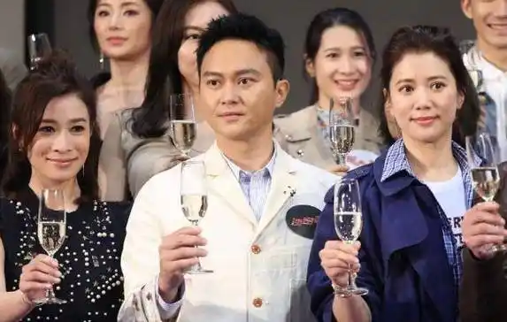 的袁咏仪,拥有了自带光环的体质,感情颇为让人羡慕_张智霖_长相_丈夫