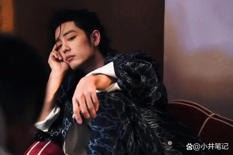 肖战荣登elle九月刊封面,这背后的意义非同小可.