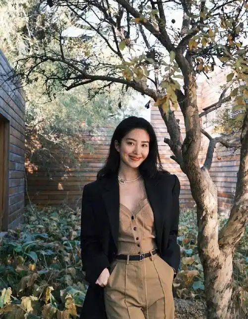 肤白貌美大长腿衣品好,28岁杨采钰活成时尚博主,穿搭看点多多!