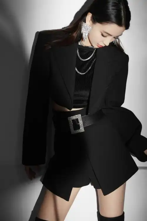 杨颖一身黑又飒又酷好时髦