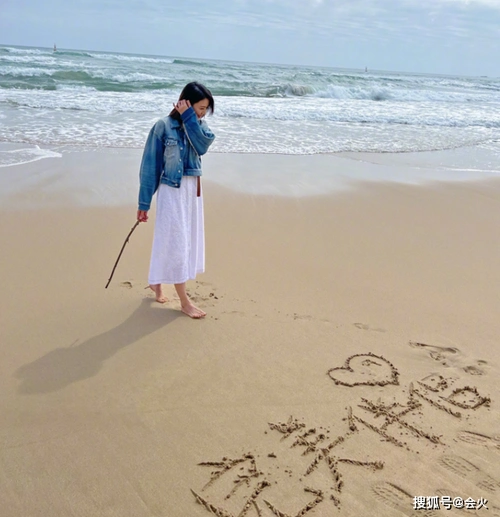 42岁高圆圆晒海边美照腰肢纤细皮肤白皙摄影师疑似为赵又廷