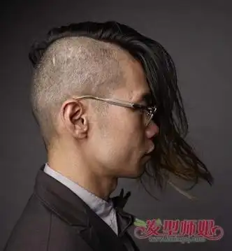 发型师姐编辑:aainforest 分享到  长发男生今年打造莫西干发型,那就