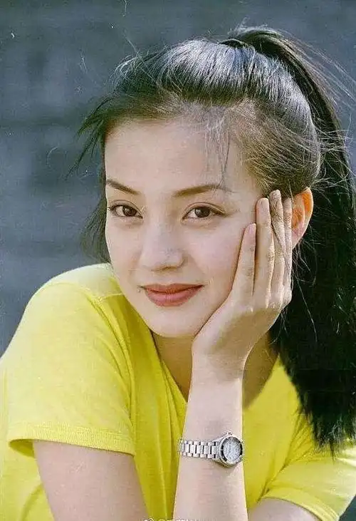 明星们早期的照片合集,真的是青涩又惊艳,真的好有灵气啊.