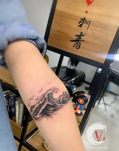 海浪纹身图片手部手臂新传统纹身图案