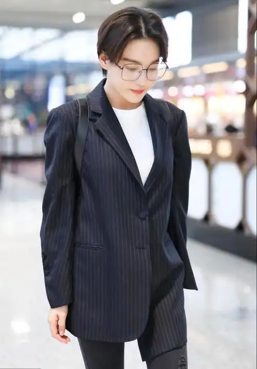 张馨予短发造型气质超a穿黑色条纹西装走机场戴眼镜文艺帅气