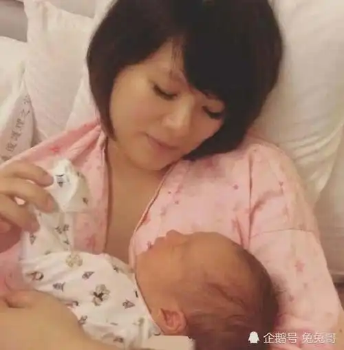 12月13日,据台湾媒体报道,苏打绿的成员谢馨仪平安生下了小宝宝,并且