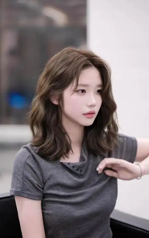 沙发自然卷都适合,圆脸大脸适合的减龄发型