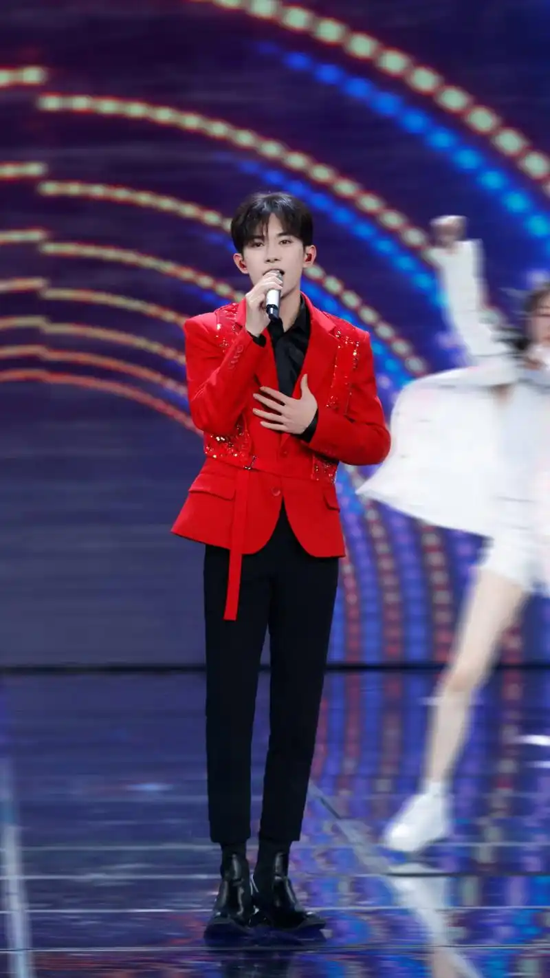 演员易烊千玺,央视舞台《青春起点》,帅气弟弟的舞台写真照