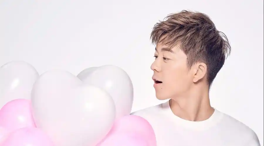 内地男歌手,王栎鑫近日晒和妻子出游照,一家三口甜蜜温馨!