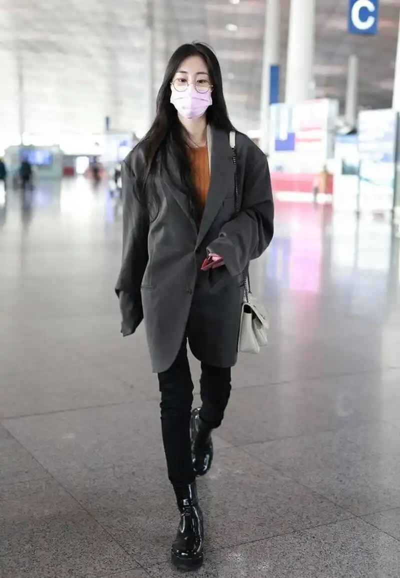 机场街拍:张碧晨灰色西装 黑色牛仔裤靓丽有范