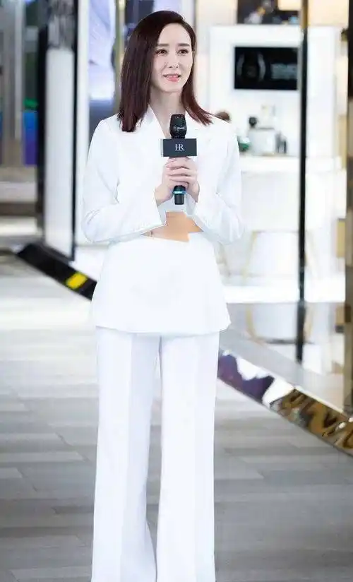 胡静才是"真阔太",穿白色西装套装配腰带好高级,豪门