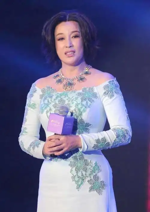 刘晓庆不扮嫩更好看丰满身材匀称有型连衣裙秀出好气质