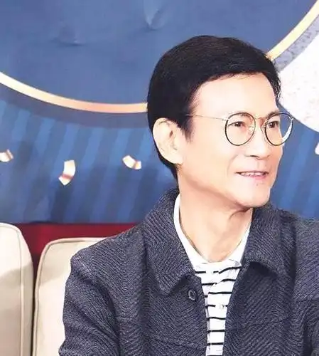 72岁郑少秋近照曝光,腰杆笔直帅气依旧