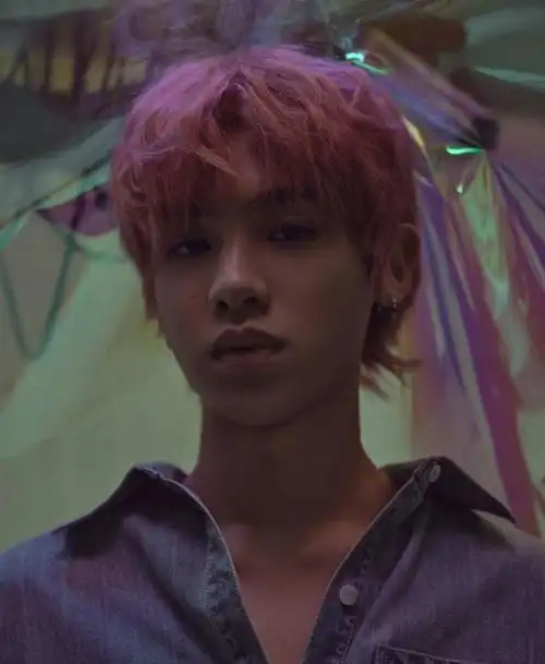 黄明昊style三月刊封面大片樱花粉发色日系撕漫少年