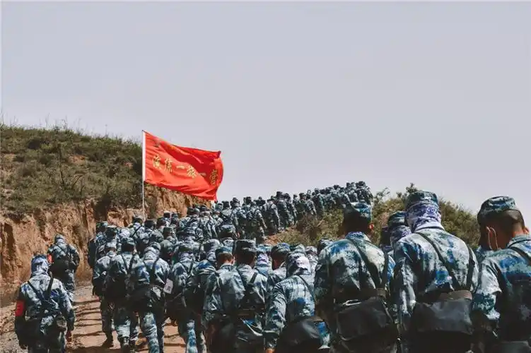 空军工程大学组织学员进行六昼夜野外行军拉练