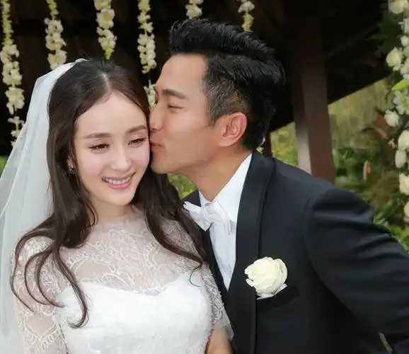 仪式进行时,网友的目光首先并非落在家人的诚挚祝福上,而是被周围密集