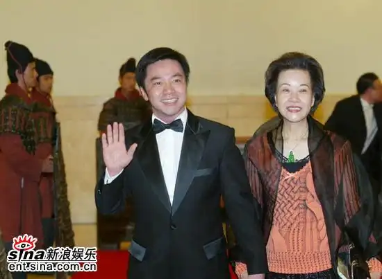 图文:《神话》首映酒会-唐季礼和母亲