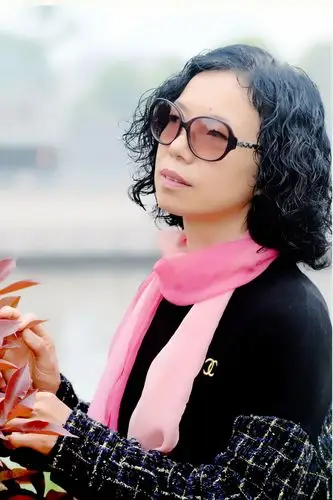 《矜持稳重的中年女生姜文霞》