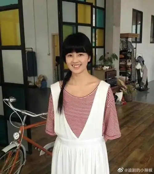 早年身为平面模特的白鹿(白梦研)摇身进入演艺圈后,主演《周生如故》