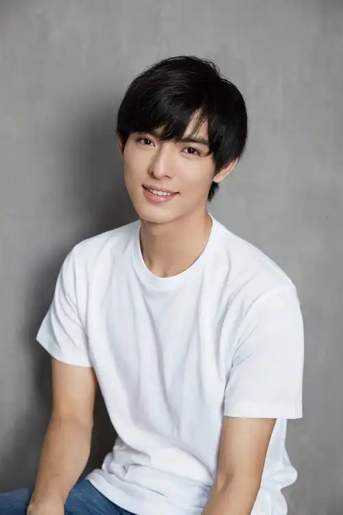 王皓轩白衣写真简约大方 阳光男孩与冷峻少年的反差cut-娱乐频道