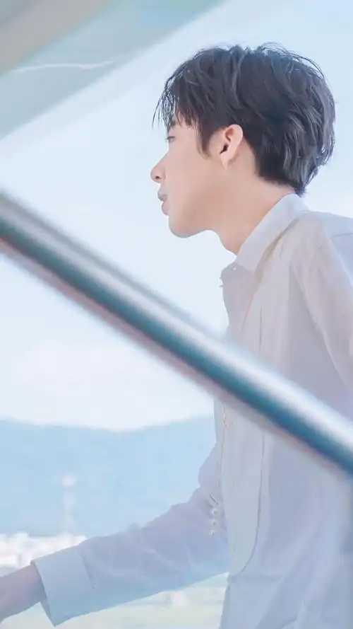 摩登兄弟刘宇宁清冷绝美侧脸杀