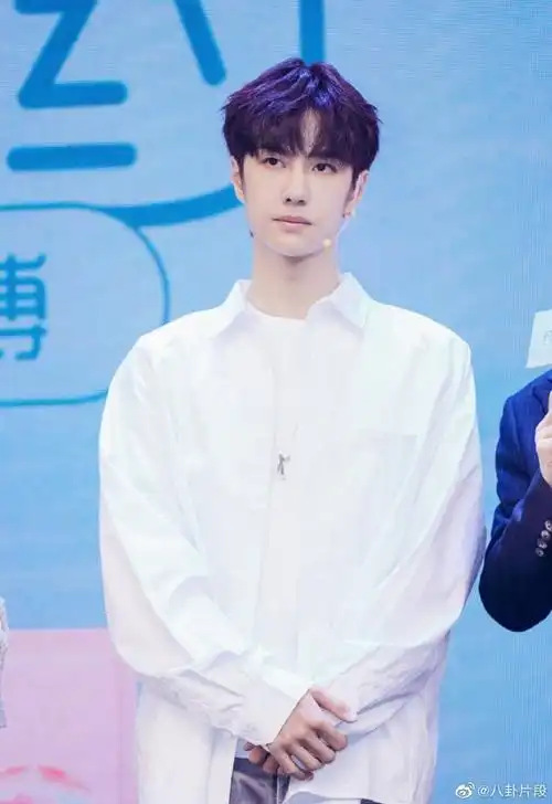 王一博 尖叫男神#穿白衬衫的阳光大男孩,笑起来真是好看呐!