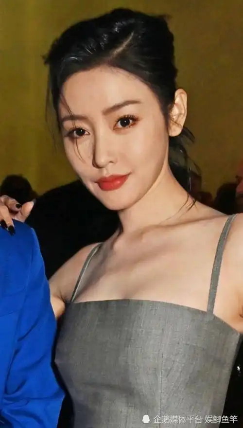 33岁美女张天爱巴黎时装周哭丧脸像发面馒头塑胶感特强