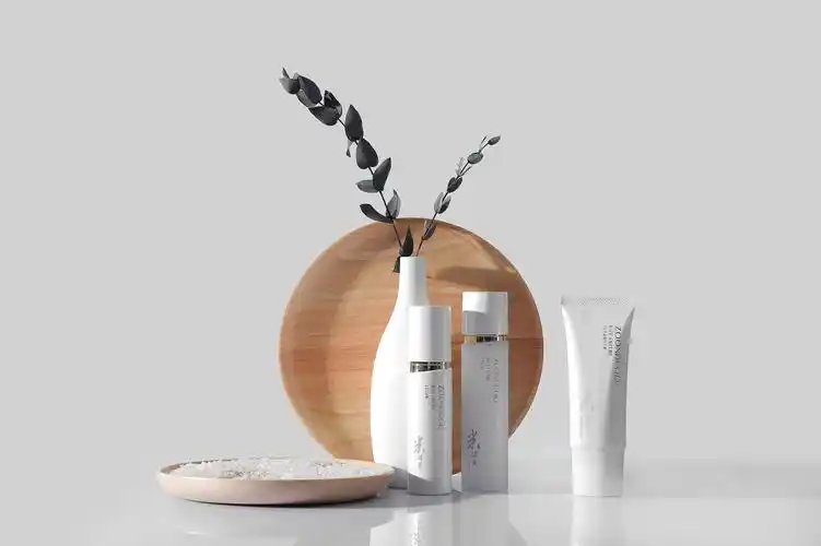 化妆品护肤品的忙碌拍摄者