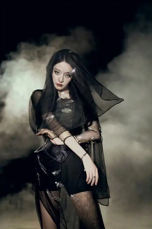 迪丽热巴一袭黑纱造型,魅力难挡.#明星穿搭# #迪丽热巴