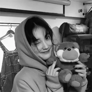 qq头像黑白女生霸气真人高清图片