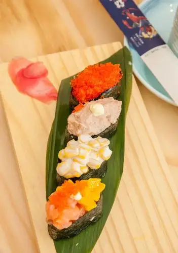 简直让人大呼满足~4颗军舰寿司 / 22元▊必吃推荐:军舰航母拼盘▊甜甜