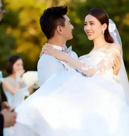 台媒:吴奇隆撇下妻儿独自回台,公司高层首发声否认婚变分家产