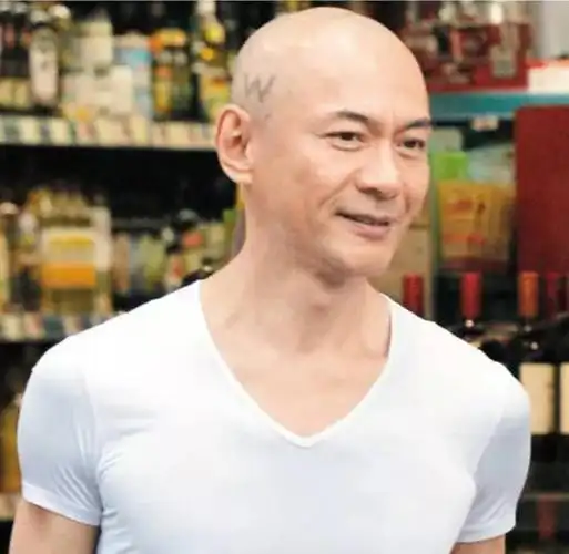 成功检验了颜值!55岁江华光头发型现身街头帅炸了