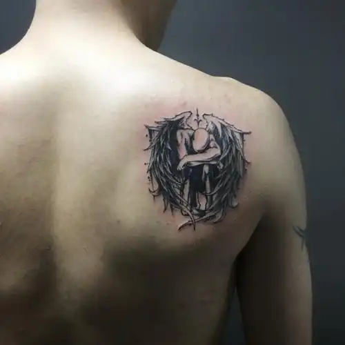 后背肩胛栩栩如生的黑灰堕落天使纹身图案