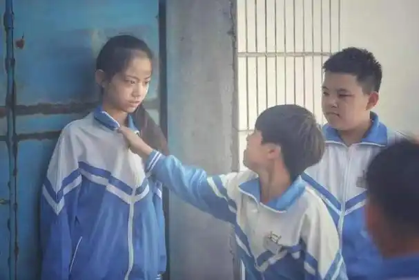 23年山东一初中校花遭男同学霸凌,父亲提刀上门复仇,霸凌者被灭门