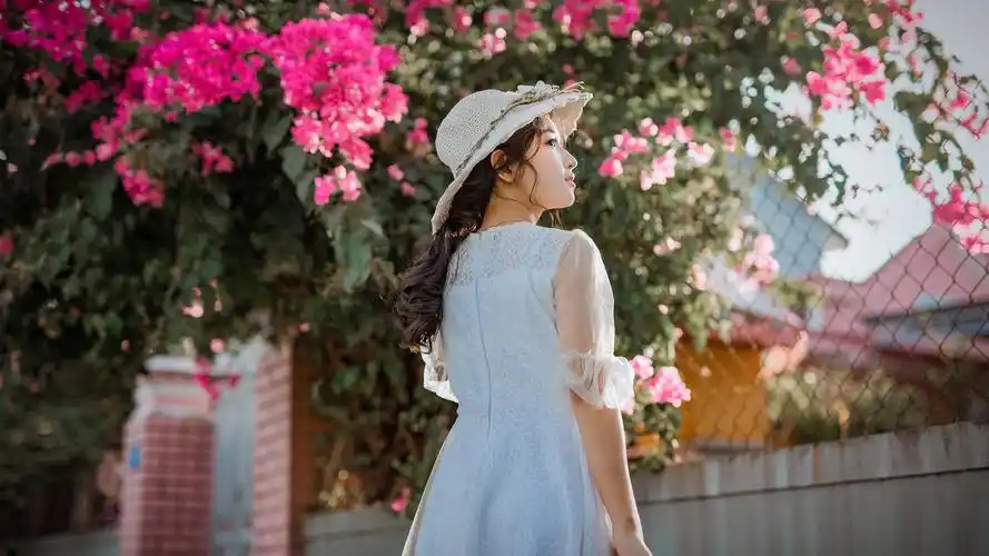 美丽的白色裙子优雅美女5k壁纸壁纸